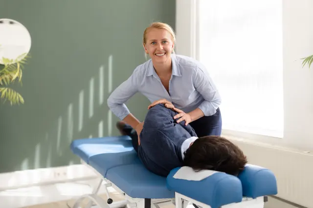 Chiropractor onderzoekt een cliënt tijdens de intake bij TOPCHIRO Haarlem